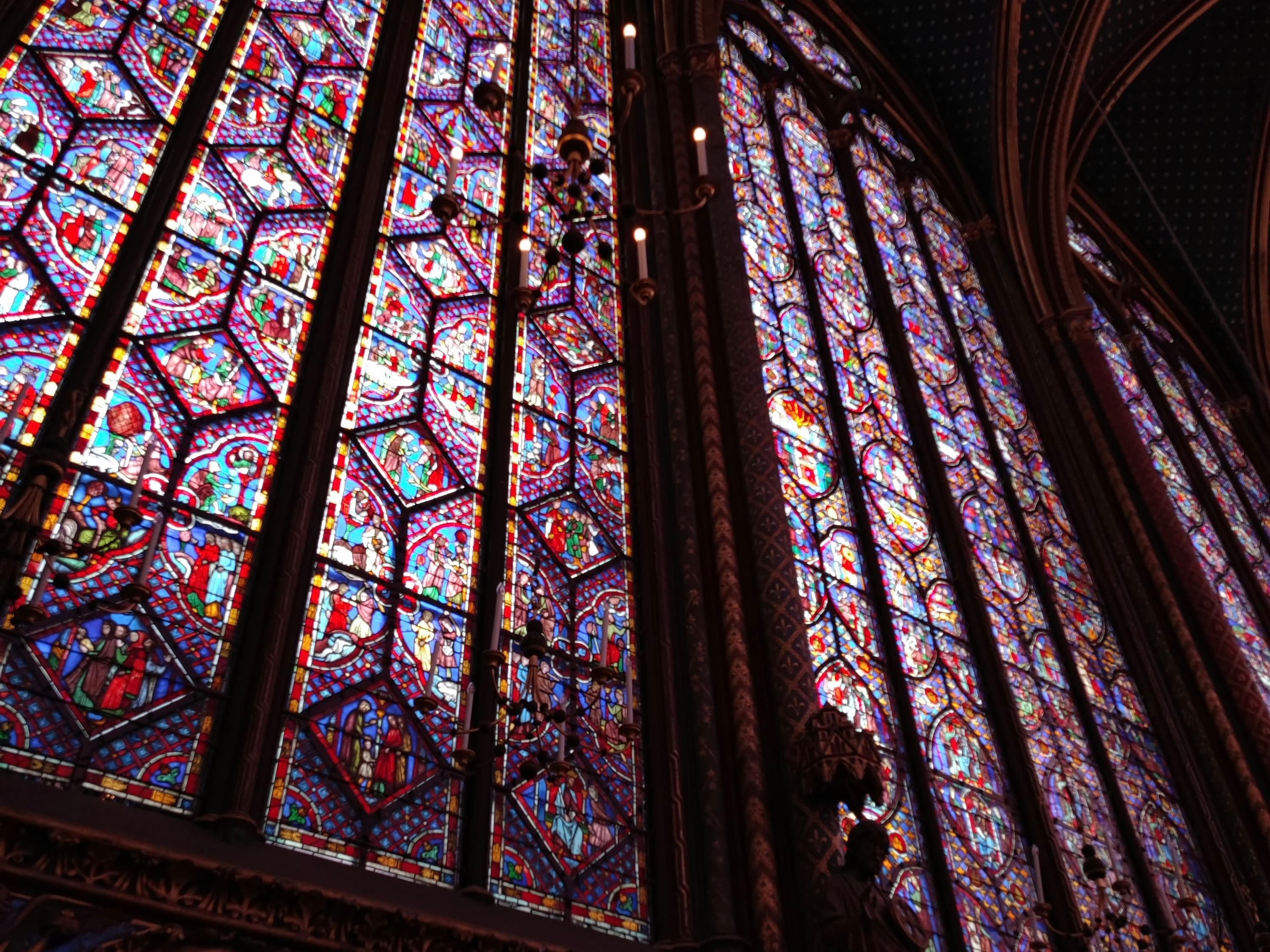 Photo des verrières médiévales de la Sainte-Chapelle, prise par Manon Segur